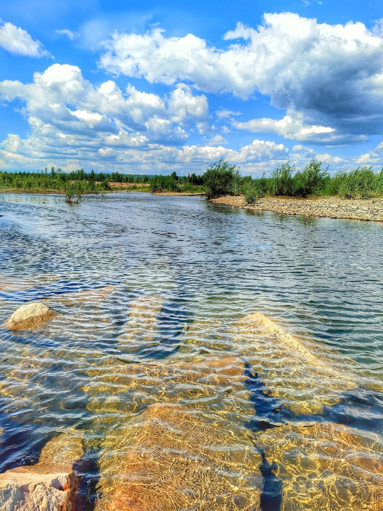 чистая река